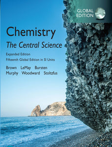 Omslag van "Chemistry. The Central Science, 15th  edition" door Brown, LeMay, Bursten en anderen, met daarop een rotsige klif oo een kiezelstrand aan zee.