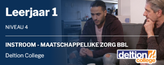 Twee zogelijhk kijkende mannen zitten naast elkaar op een bank, met op de achtergrond een keuken zichtbaar. Daaroverheen de tekst 