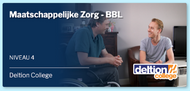 Twee mannen die met elkaar zitten te pratem, een van hen in een rolstoel. Daaroverheen de tekst: 